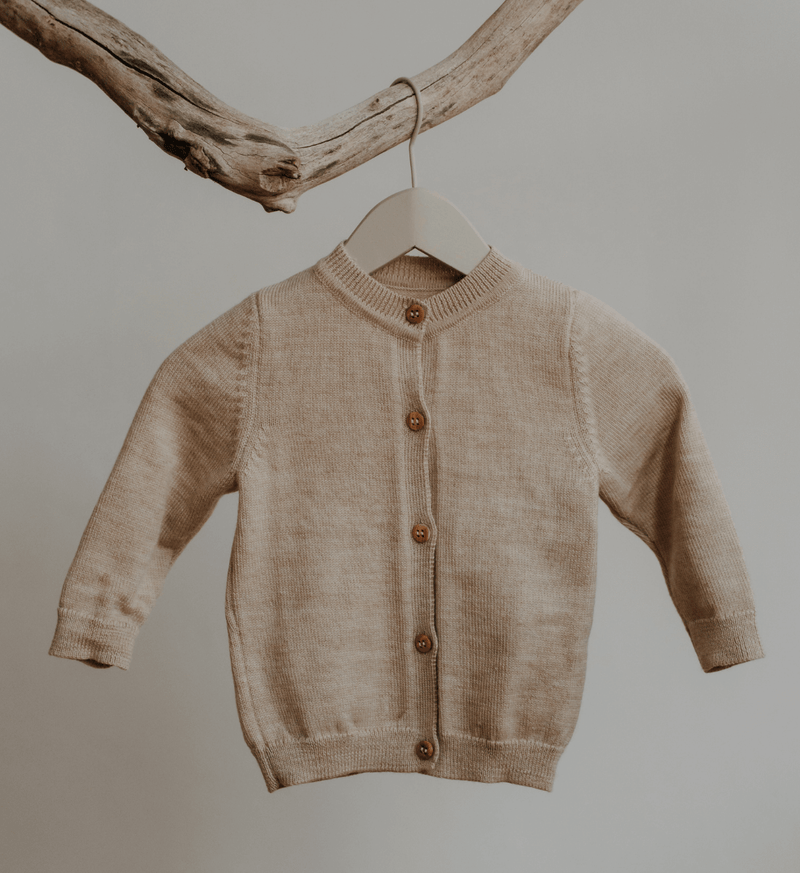 Cardigan in Sand aus 100% Merinowolle