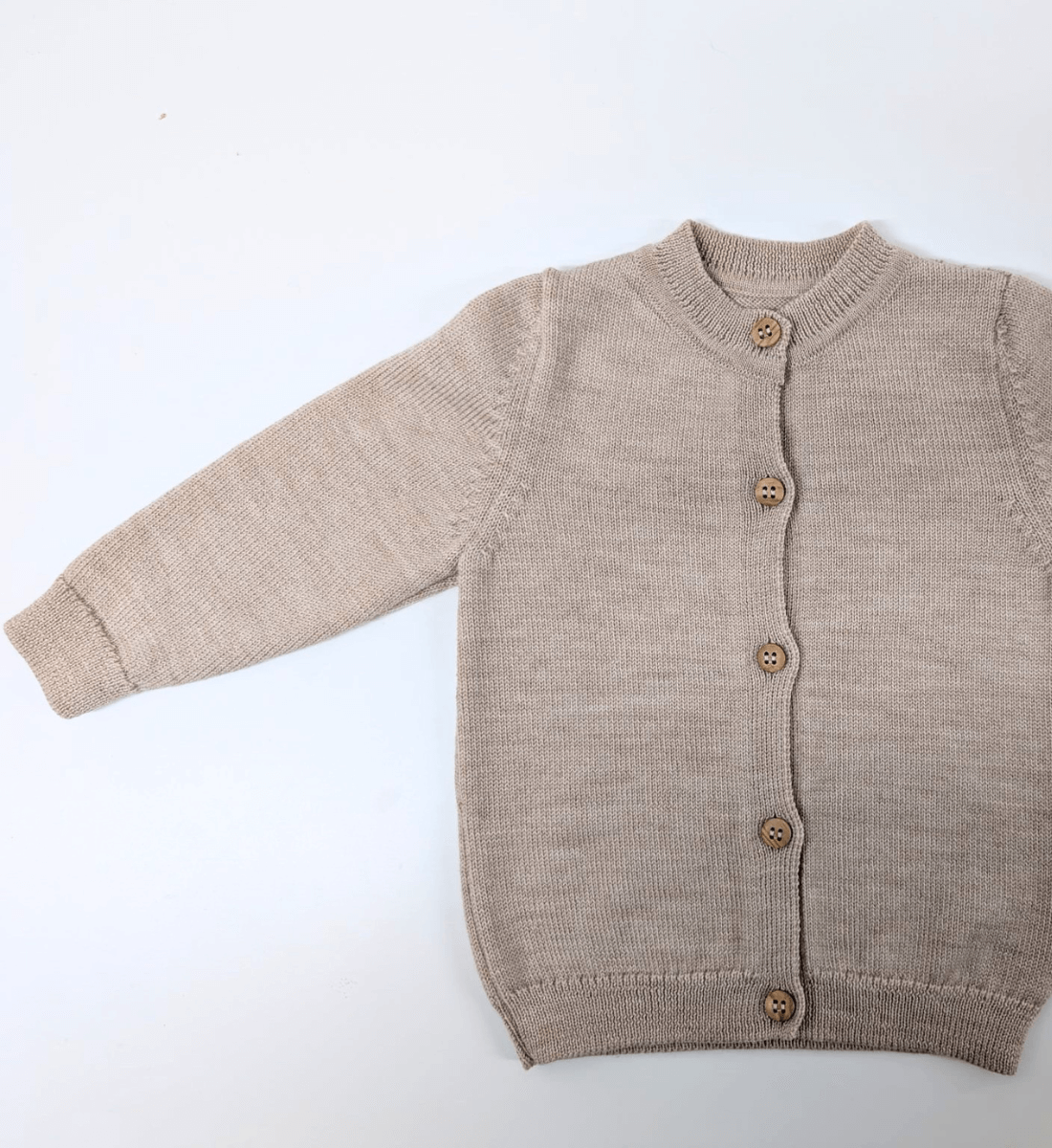 Cardigan in Sand aus 100% Merinowolle