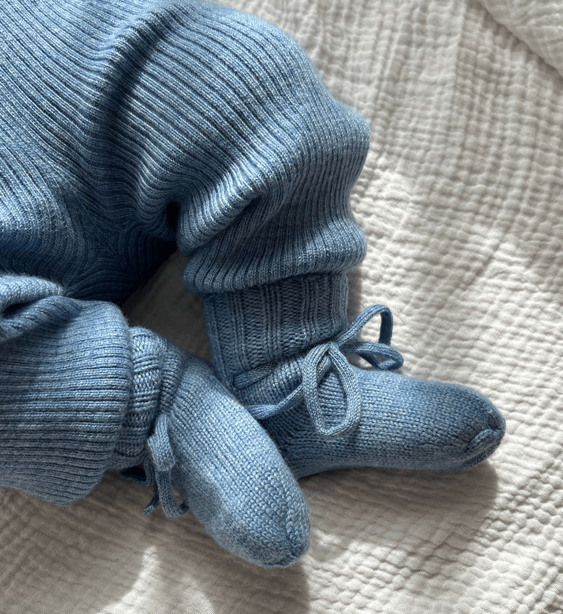 Babybekleidung Babydecke Babyschuhe Babysocken aus Merinowolle Lil' Leo