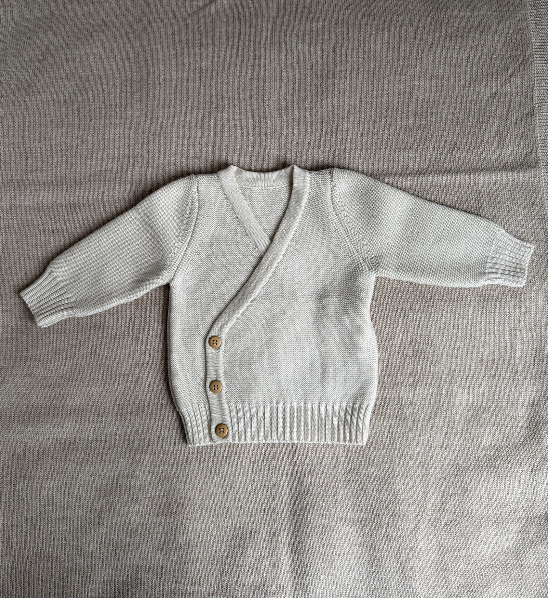 Wickeljacke aus 100% Merinowolle Baby Lil' Leo Babybekleidung mitwachsend
