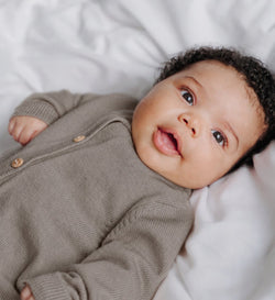 Baby im Cardigan in Camel Melange aus Merinowolle Lil' Leo