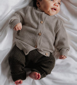 Baby im Cardigan in Camel Melange aus Merinowolle Lil' Leo