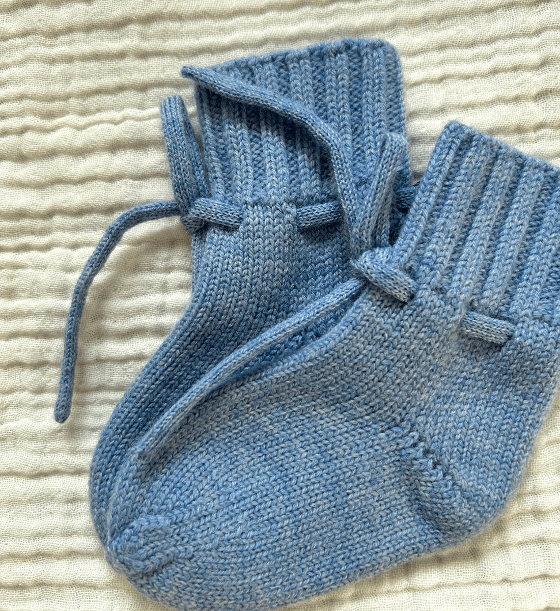 Babybekleidung Babydecke Babyschuhe Babysocken aus Merinowolle Lil' Leo